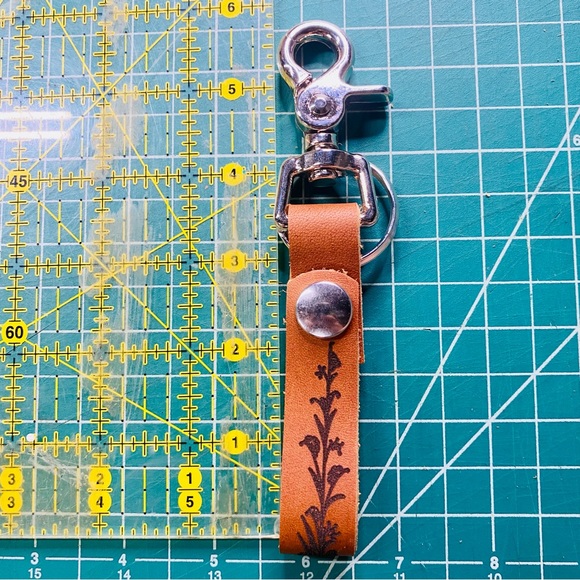 4.5” loop trigger snap leather keychain floral line customized - Picture 4 of 6